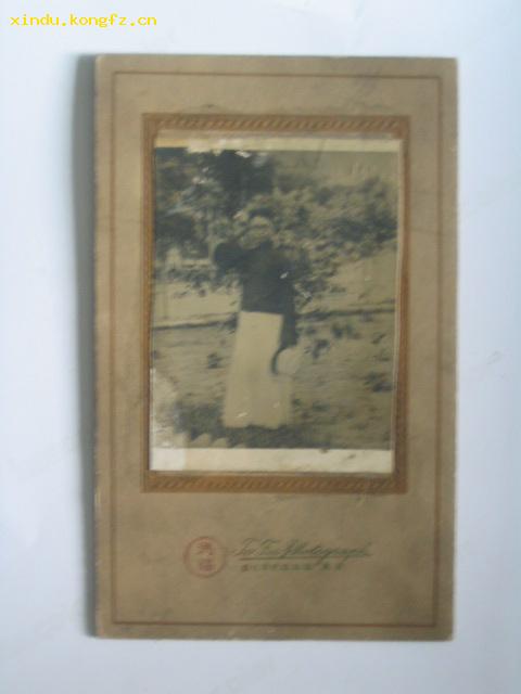 民国老照片 北京劝业场屋顶花园 德福照相馆 人物一 花园背景 衬硬板 照片9×6.5厘米 衬硬板15.8×9.7 厘米