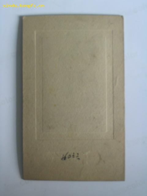 民国老照片 北京劝业场屋顶花园 德福照相馆 人物一 花园背景 衬硬板 照片9×6.5厘米 衬硬板15.8×9.7 厘米