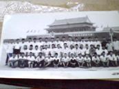 稀少老照片：65年天安门前集体照（天安门城楼上没有挂毛主席像）