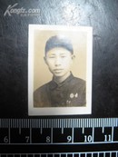 老照片。。。1951年胸别徽章的年轻人