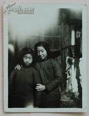 民国时期两姊妹在南京（？）合影【徐攸南女士原藏旧照】