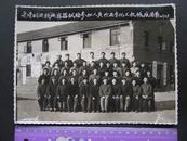 老照片【1966年，光滑钢丝绕丝容器试验参加人员于南京化工机械厂合影】墙上写有宣传口号