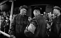 老照片新加洗：1966年8月18日，毛泽东首次在天安门接见了红卫兵