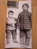 黑白老照片 姐弟两人照片 正版原版 来自青海省老照片 12厘米*6厘米