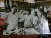 老照片《1965年周恩来总理视察新疆石河子垦区“上海青年连代表”》