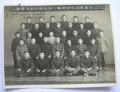 老照片：1958年上海胜洋旅行袋厂（1944年吴雨央创办，内迁合肥，是合肥塑料一厂的前身之一）职工合影