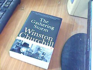 Winston ChurchiII   The  Cathering  STOrm 平装 九品