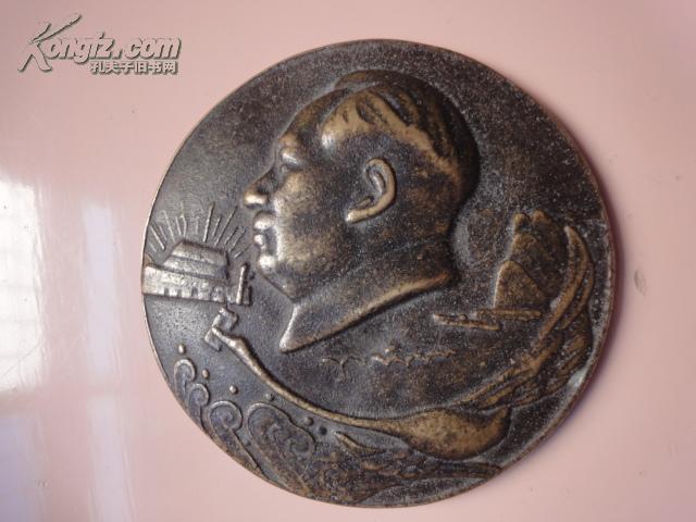 铜制毛主席像章