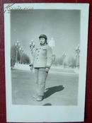 **老照片：一名女解放军在毛主席雕塑前留念。