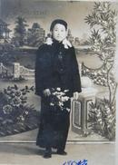 老照片：美女，花在手中俏，1951年