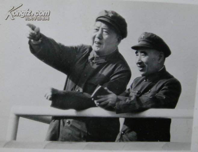 **老照片：毛主席跟林彪私语。