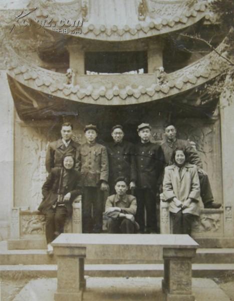 老照片：1952年合影于（上海）联义山庄（葬有潘公展、阮玲玉等达官显贵、社会名流坟茔）门前（见详情描述）