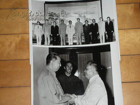 华主席会见老挝党政代表团和[77年]2张 