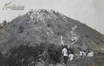 民国老照片：一群男女学生野游登山爬高的情形。（少见！）