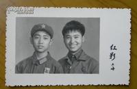 **老照片：他和解放军一起戴像章留念（上海“红影”）