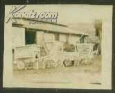 云南东川老照片：58.运输车子化 消灭人背人挑的革新运动中新制的各类手推车(1958年左右摄）