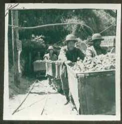 云南东川老照片：61.东川矿务局汤丹矿矿长学俭跟班劳动的情形(1958年左右摄）