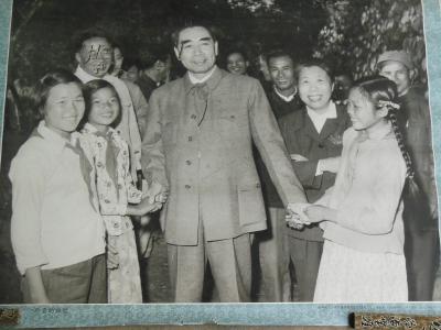 珍贵的回忆 （大幅摄影作品93X76 ）全中国的少年儿童都是我们孩子 周恩来、邓颖超同志和少年儿童在一起 1960年