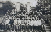 **老照片：恰同学少年，风华正茂—有毛主席像、标语——毕业留影（福建×仑三中，品弱，慎拍！15.3CM*9.9CM）