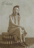 民国老照片：民国旗袍美女，照相馆布景，福建南平，“华大”照相馆，1943年