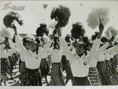 新闻老照片：1969年国庆20周年，天安门广场游行队伍9，举花的学生（印章：601资料）