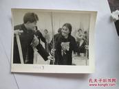 出版社流出照片之八：湖北汉阳县  结婚栽树树新风（新华社高级记者老摄影家花凯摄影  1981年）