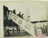 民国1945年日本军事代表团抵达二战太平洋战场投降仪式老照片，正下飞机那历史的一刻，12.2X9.7厘米