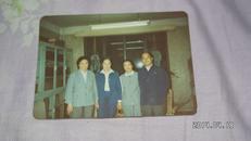 王光美；八十年代到北京国棉纺织厂看望劳模 原版照片12cm*9cm（原照 ）