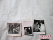 出版社流出毛主席同国外友人、干部、工人在一起的照片三张（照片内容外部少见）（12乘以10cm)