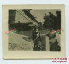 1945-1946年山东青岛水族馆前泳装女子和旗袍女子二人合影老照片，泛银。尺寸为5.7X5厘米
