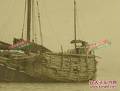 1926年上海海域运送木材的巨型交通大船~大眼鸡船老照片，环球坚毅航行之旅拍摄。12.7X10.1厘米