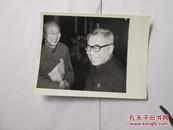 出版社流出老照片之六十四：著名化学家卢嘉锡与代表们交谈（新华社记者杨武敏摄影  1981年