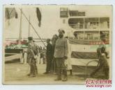 民国1930年代日军侵华时期，上海码头的印度巡捕警察与日军士兵和中国百姓老照片。