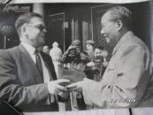 *****巨幅、原版照片：（毛主席与澳大利亚共产党主席希尔握手交谈，边缘93品、画心98品，约560*510）