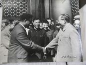 *****巨幅、原版照片：（毛主席在天安门城楼上与美国黑人朋友握手，边缘93品、画心98品，约540*510）