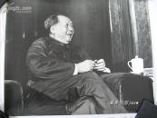 *****巨幅、原版照片：（毛主席在天安门城楼上休息室的特写，边缘93品、画心98品，约540*440）