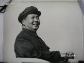 *****巨幅、原版照片：（毛主席着军装、戴军帽在天安门城楼上检阅群众队伍最为经典的特写，边缘93品、画心98品，约580*530）