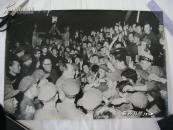 *****巨幅、原版照片：（天安门城楼上毛主席、林彪、周恩来、康生等领导同志与群众逐一握手的特写，边缘93品、画心98品，约590*540）