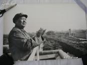 *****巨幅、原版照片：（毛主席穿着军装、戴着军帽在天安门城楼上拍手的经典特写，边缘93品、画心98品，约590*520）
