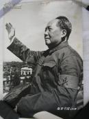 *****巨幅、原版照片：（毛主席着军装、手持军帽在天安门城楼上向红卫兵挥手致意最为经典的特写，边缘93品、画心98品，约580*510）