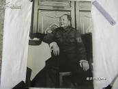 *****巨幅、原版照片：（毛主席着军装在天安门城楼休息室的特写，边缘93品、画心98品，约560*490）