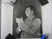 *****巨幅、原版照片：（毛主席在天安门城楼上拍手经典特写，约560*480，边缘93品、画心98品）