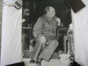 *****巨幅、原版照片：（毛主席着军装在天安门城楼上休息室特写，约570*490，边缘94品、画心99品）