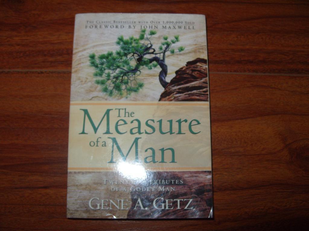 《THE MEASURE OF A MAN》36開 2004年編印 英文原版 85品