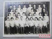 1969年黑白老照片----广州塑料工业学校造型设计班69届毕业生留影（15.5x11.5cm、有很多胸前佩戴毛主席像章）
