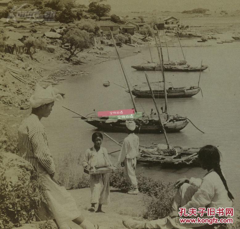 清末民国时期立体照片---清代朝鲜首尔沿海城镇灵山，汉江上的商业摆渡船只，以及售卖小商品的女孩