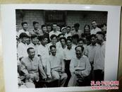 毛主席在毛泽东故居前和乡亲们谈笑时老照片