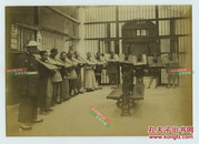 清代中大幅蛋白老照片一张~~1880年代大清监狱系统的内部影像，站成一圈的带枷囚犯和清代警察狱警。20.9X14.7厘米