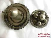 西餐镀银壶.盘.杯一套-大壶（高25厘米-宽23厘米）小壶（高14厘米-宽15.5厘米左右）2件.大盘子（直径33厘米）小盘子带刻花（直径25厘米）2件.杯子（高9厘米-宽12.5厘米左右）4件
