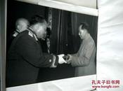 《毛泽东代表党中央、中央军委向朱德授元帅军衔、勋章》1955年北京、纪念毛泽东同志诞辰100周年、 精美精印高档毛泽东艺术图片、老照片黑白印刷1993年9月、一版一印、吕厚民摄影作品